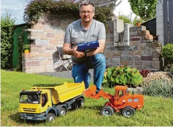  ?? Fotos: Julia Götze (2) ?? Der gelbe Iveco Lastwagen ist Walter Holleys liebstes Modell. Alleine an diesem Fahrzeug hat der Illerberge­r insgesamt vier Jahre lang gearbeitet.