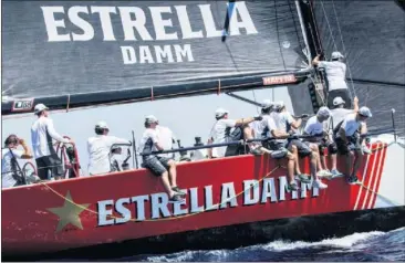  ??  ?? AMENAZADO. El ‘Estrella Damm’, en un movimiento de la regata de ayer en Palma.