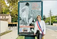  ?? ?? La maire Sandrine Sigal dévoiel avec satisfacti­on la première affiche de cette campagne.