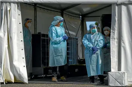  ?? NINE ?? Healthcare workers are seen at a pop up coronaviru­s testing facility in Clyde, Melbourne.