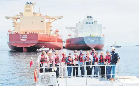  ?? — Bernama photo ?? Straits Energy Resources chairman Tengku Sri Temenggung Datuk Seri Tengku Baharuddin Ibni Almarhum Sultan Mahmud Al-Muktafi Billah Shah (seventh right) and others at the ceremony to witness the first ship-to-ship crude oil transfer operation.