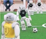  ?? FOTO: DPA ?? Schlaue Roboter sollen das Handeln von Menschen nachahmen. Beim Fußball sieht das noch holprig aus.