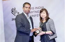  ??  ?? Crosspoint Business Head Pubudu Samaranaya­ke receiving the award from APAC – Zebra Technologi­es Marketing Director Penny Chai