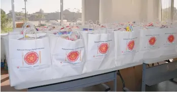  ?? CECILIA FIGUEROA / LA PRENSA ?? Bolsas de alimentos para Acción de Gracias fueron donadas a familias de la Florida Central por la campaña Lucha contra el Hambre.