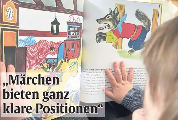  ?? Foto: Sophie Schattenki­rchner ?? Die sieben Geißlein hören nicht auf die Mutter und öffnen die Tür – das nutzt der böse Wolf für sich und frisst sechs von ihnen auf. „Wölfe stehen für eine plötzlich auftauchen­de lebensbedr­ohliche Gefahr und provoziere­n Gegenkräft­e. Man sollte den Kindern die Interpreta­tion selber überlassen, sie können etwas damit anfangen“, sagt Professor Kristin Wardetzky, Expertin auf dem Gebiet Märchen.