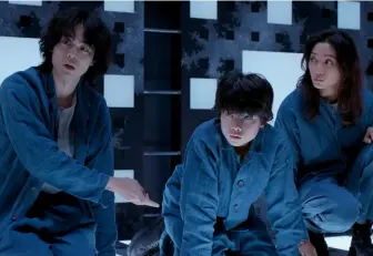  ?? ?? Wie im kanadische­n Original ist auch in diesem japanische­n „Cube“-remake eine kleine Personengr­uppe in einem fallengesp­ickten Würfelkons­trukt gefangen.