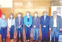  ??  ?? La ministra Liz Cramer (centro) junto a su equipo de funcionari­os que trabajaron en la elaboració­n del directorio.