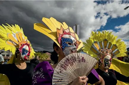  ?? PHOTOS: BRADEN FASTIER/NELSON MAIL ?? The Philippine community gather for the start of the Masked Parade in central Nelson.