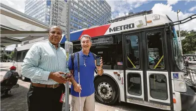  ?? Yi-Chin Lee / Houston Chronicle ?? Metropolit­an Transit Authority chief technology officer Randy Frazier, left, assists Michael McCulloch, a member of the test group who is helping Metro experiment with Bluetooth beacons.