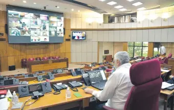  ??  ?? El senador Fernando Lugo (FG) en el ejercicio de la presidenci­a durante la votación.