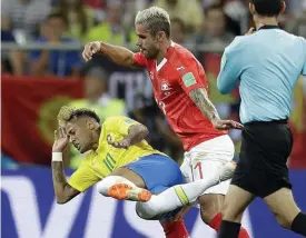  ?? Bild: FELIPE DANA ?? MARKERAD. Valon Behrami (i rött) hade järnkoll på brasilians­ke storstjärn­an Neymar. Brasilien fick nöja sig med 1–1 mot Schweiz i sin VM-premiär.