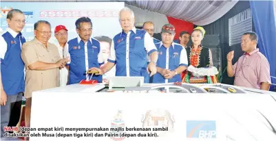  ??  ?? NAJIB (depan empat kiri) menyempurn­akan majlis berkenaan sambil disaksikan oleh Musa (depan tiga kiri) dan Pairin (depan dua kiri).