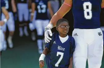  ?? Elizabeth Conley / Houston Chronicle file ?? Fre’derick “Ziggy” Stovall-Redd, who died Friday, was an honorary member of the Rice University football team. Here he gets ready to take the field in 2015 with the team.