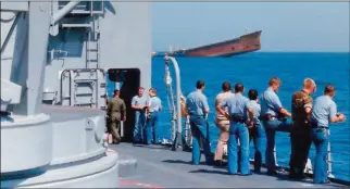  ?? TODD GLASCOCK ?? Au printemps 1987, les marins du Stark en patrouille dans le golfe Arabo-Persique assistent aux premières loges à la “guerre des pétroliers” que se livrent l’Irak et l’Iran. Ils en seront bientôt les victimes…