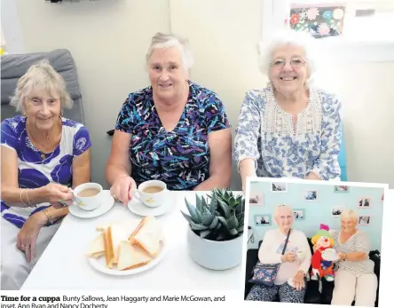  ??  ?? Time for a cuppa Bunty Sallows, Jean Haggarty and Marie McGowan, and inset, Ann Ryan and Nancy Docherty