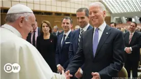  ??  ?? Joe Biden (r.), damals noch US-Vizepräsid­ent, und Papst Franziskus Ende April 2016 im Vatikan