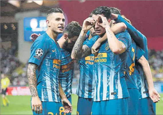  ?? FOTO: EFE ?? El Atlético, que estrenó tercera equipación en Mónaco, comenzó la Champions con una victoria en el Louis II