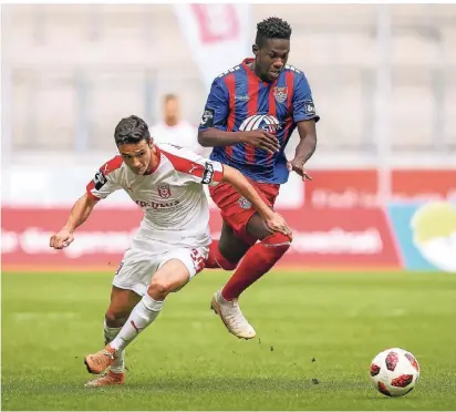  ?? FOTO: STEFAN BRAUER ?? Nicht zärtlich, sondern fest legt Niklas Landgraf vom Halleschen FC seine Hand auf das Knie des schnellen Uerdingers Johannes Dörfler, der aber nur schwer zu halten ist.