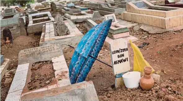  ?? NYT PIC ?? The grave of Muhammad al-Zahra, who was lynched by a mob after being accused of stealing an amplifier from a mosque in Bekasi, Indonesia.