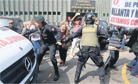  ??  ?? Simpatizan­tes del ex presidente Ollanta Humala protestaro­n ayer durante el traslado de éste a prisión por el caso Odebrecht, en las calles de Lima, Perú.