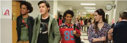  ?? TWENTIETH CENTURY FOX ?? Nick Robinson (foreground) plays the title role in “Love, Simon.”