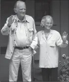  ?? SCOTT SHARPE/ CHARLOTTE OBSERVER ?? The Rev. Billy Graham and his wife, Ruth, wave goodbye to the media following a 1996 press conference at their home in Montreat.