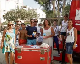  ??  ?? Laure Manel, Julien Sandrel et Laurie Thinot devant Le camion qui livre à Porqueroll­es compagnie de Laurène Reusard et Jérôme Loubry.