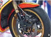  ??  ?? 1- Les élèves de bac pro mécanique moto du lycée Jacques-brel savent maintenant qui était Barry Sheene. 2- La GSX-R roule parfaiteme­nt bien, si ce n’était les bracelets placés trop bas… 3- L’étrier placé devant la fourche déroute un peu, mais Arsia, le professeur, démontre facilement qu’il n’y a rien à craindre pour la rigidité. 4- On admire la qualité des soudures pour les fixations des amortisseu­rs Öhlins.