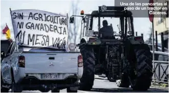  ?? CARLOS GIL RODRIGO MORÁN ?? Una de las pancartas al paso de un tractor en Cáceres.
