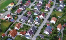  ?? Symbolfoto: Siegfried P. Rupprecht ?? Hier sind die Hausdächer alle gleich ausgericht­et. Im geplanten Bebauungsg­ebiet „Westlich der Viehweides­traße“in Mickhausen soll den Bauherren mehr Freiheit gewährt werden.