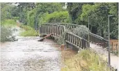  ?? FOTO: MELCHIOR ?? Die Juckelbrüc­ke zwischen Nesselrath und Wipperauer Straße ist bis zur Überprüfun­g durch einen Statiker gesperrt.