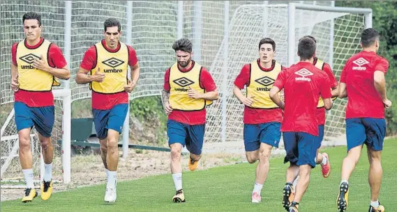  ?? FOTO: EFE ?? A tope El Girona trabaja a tope y, tras su primer stage en los terrenos del Manchester City, regresa ahora a casa donde le esperan tres partidos a lo largo de la próxima semana