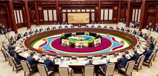  ??  ?? Le 27 avril, le président chinois Xi Jinping préside à Beijing la table ronde des dirigeants du deuxième FCR.