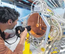  ?? FOTO: AFP ?? Die Physiker am Cern wollen mit dem Beschleuni­ger in noch unbekannte Materie vorstoßen.