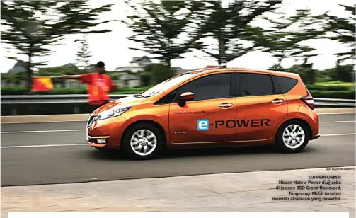  ??  ?? AGFI SAGITTIAN/JAWA POS UJI PERFORMA: Nissan Note e-Power diuji coba di jalanan BSD Grand Boulevard, Tangerang. Mobil tersebut memiliki akselerasi yang powerful.
