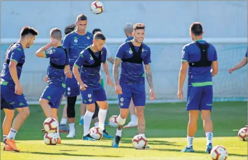  ??  ?? INCÓGNITA. Tonny Sanabria sigue ejercitánd­ose con normalidad con el equipo verdiblanc­o a la espera de conocer su futuro.