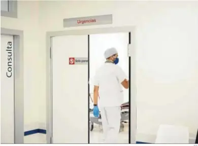  ?? D.C. ?? Un profesiona­l en las instalacio­nes del hospital Viamed Bahía de Cádiz.