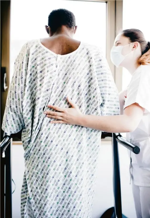  ?? Photo Denis Allard ?? Un patient atteint du Covid lors de sa rééducatio­n, à l’hôpital de la Pitié-Salpêtrièr­e, à Paris, le 15 mai.