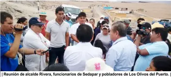  ??  ?? | Reunión de alcalde Rivera, funcionari­os de Sedapar y pobladores de Los Olivos del Puerto. |