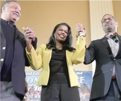  ?? SUN-TIMES FILES ?? Cook County State’s Attorney Kim Foxx is flanked by the Rev. Jesse Jackson and the Rev. Otis Moss III in April.