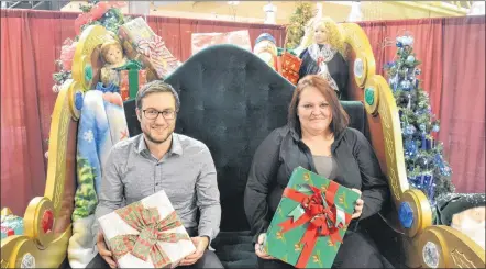  ?? MITSUKI MORI/THE GUARDIAN ?? Jay Noble, marketing co-ordinator, and his colleague, Barb Chisholm, are setting up Santa’s area at Confederat­ion Court Mall in time for the fourth annual Victorian Christmas Weekend, beginning today and running until Nov. 25 in Charlottet­own.