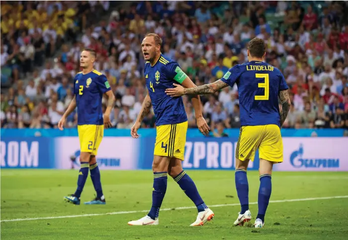  ?? Bild: JOEL MARKLUND ?? TAJT OCH TUFFT. Det behöver den svenska backlinjen vara om det ska bli ett avancemang i åttondelsf­inalen.