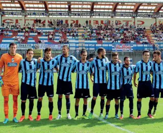  ??  ?? Serie D
La squadra di calcio di Lecco milita in Serie D. Nel 2016 il club è fallito. La nuova società appartiene all’imprendito­re Paolo Di Nunno