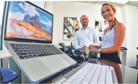  ?? FOTO: PRÜMEN ?? Nadine Ressel und Stefan Reuter, Geschäftsf­ührer von BakkerElkh­uizen. Er empfiehlt: „Mit Laptopstän­dern kann man unterwegs und zu Hause für die richtige Haltung und den richtigen Abstand zum Bildschirm sorgen.“