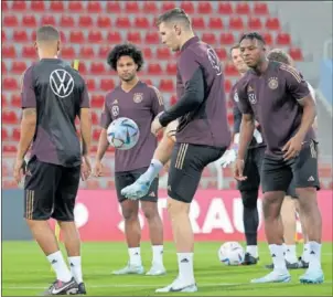  ?? ?? Süle golpea el balón durante un rondo de la selección alemana.