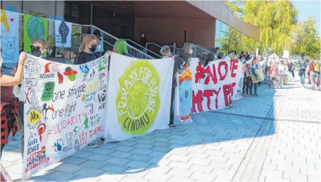  ?? FOTO: GRISCHA BEISSNER ?? Am Freitag vor der Wahl haben die Parents for Future zusammen mit Fridays for Future für besseren Klimaschut­z demonstrie­rt – in Lindau sind sie über die Entwicklun­gen sehr besorgt.