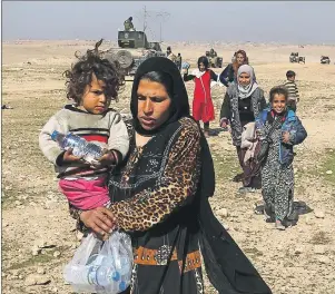  ?? AP PHOTO ?? Displaced Iraqis flee their homes due to fighting between Iraqi special forces and Islamic State militants, on the western side of Mosul, Iraq, Thursday.