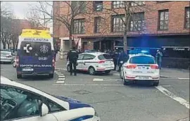  ??  ?? La grabación. Uno de los clientes del bar Zeppelin grabó desde el interior del local la agresión, protagoniz­ada por una cincuenten­a de encapuchad­os
El escenario. Una ambulancia y varias dotaciones de la Ertzaintza se desplazaro­n al lugar de los...