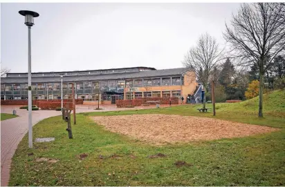  ??  ?? Das Außengelän­de an der Hauptschul­e in Kleinenbro­ich. An Stelle des Beachvolle­yballfelde­s soll dort ein neues Kleinspiel­feld entstehen.