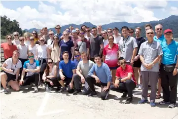  ??  ?? NTNU students in a group photo at the Murum Hydroelect­ric Power dam.